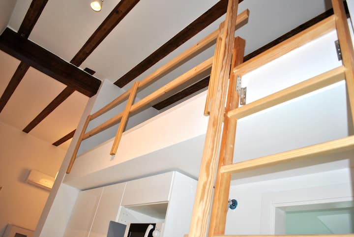 מדרגות אל altollo
מדרגות למיטה העליונה
נדרש כוח/חוזק
אנכי מאוד
נדרש כוח כדי להיכנס למיטה למעלה. לא מומלץ לילדים מתחת לגיל 10 או לאנשים.
יש צורך ב - Strenght לישון במיטה הזו UPST