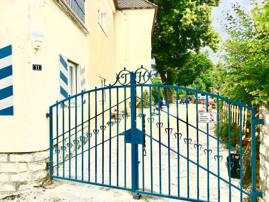 Access to property.
The first blue metal gate, which you also see with the number 11 when you go up the street, is always closed, we do not use it.
We have to go here in the house.
