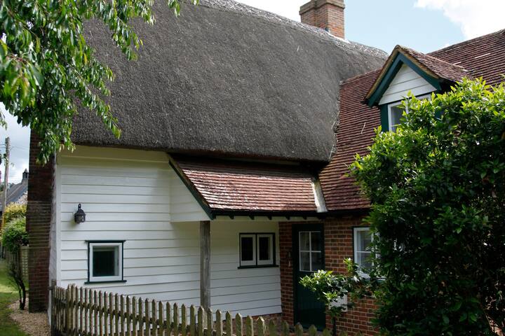 Beautiful Thatched Cottage With Private Garden Cottages For