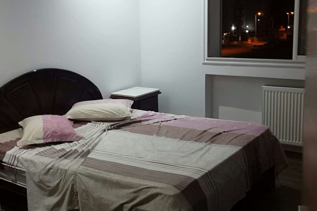chambre 2: 1 lit deux places , deux tables de nuit, une coiffeuse et un placard encastré
