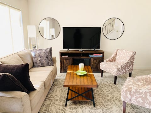 A Bright & Modern 2BD/1.5BA House + Parking