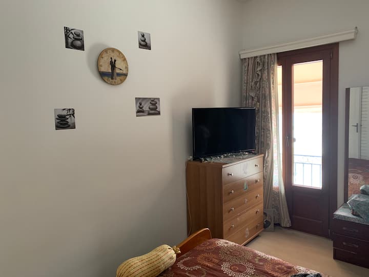 dormitorio con cama grande.¡Balcón con vistas al mar! ¡TV bastante grande!