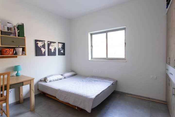 חדר שינה עם שולחן עבודה