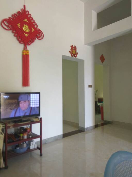 一楼大厅,可以和我爸K歌