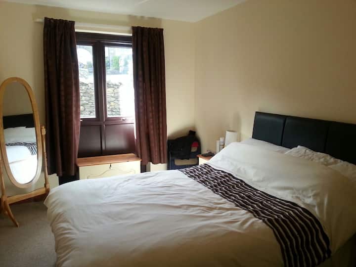 ห้องนอนเตียงใหญ่ชั้นล่าง 