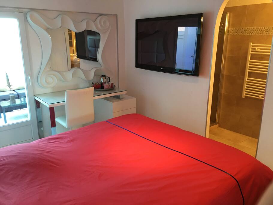 Chambre-sddouche-salon extérieur privé-acces direct a la plage-tv-plateau d acceuil-espace bureau