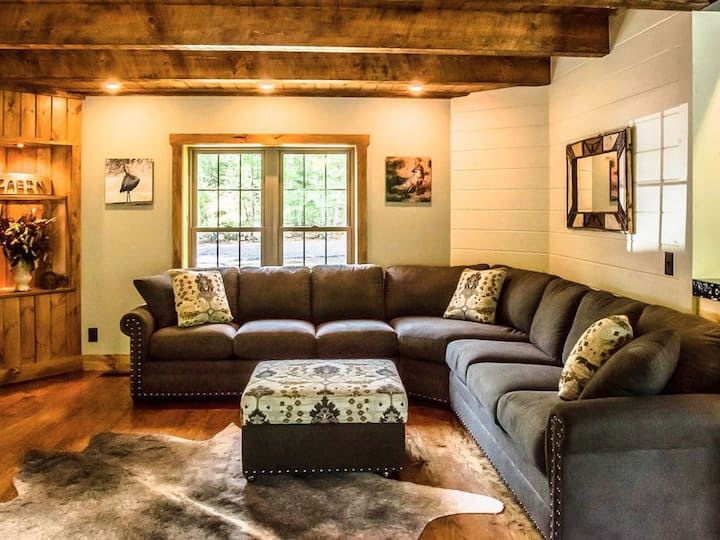 Dnevni boravak, prilagođeni kauč od tkanine pretvara se u DVA bračna kreveta , a uključen je i pametni TV