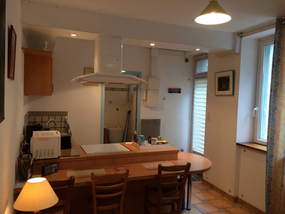 Un coin cuisine, table repas ou travail, bois massif