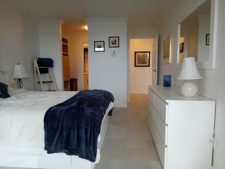 Shëtitje nëpër dollap në dhomën e gjumit