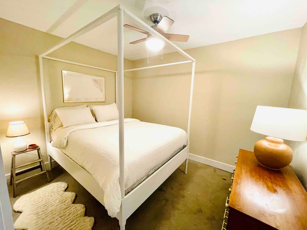 Srednja spavaća soba s bračnim krevetom, posteljinom od 100% pamuka, udobnim tepisima od ovčje kože i ovlaživačem