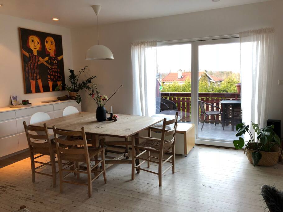 Spiseplass ved kjøkkenet.