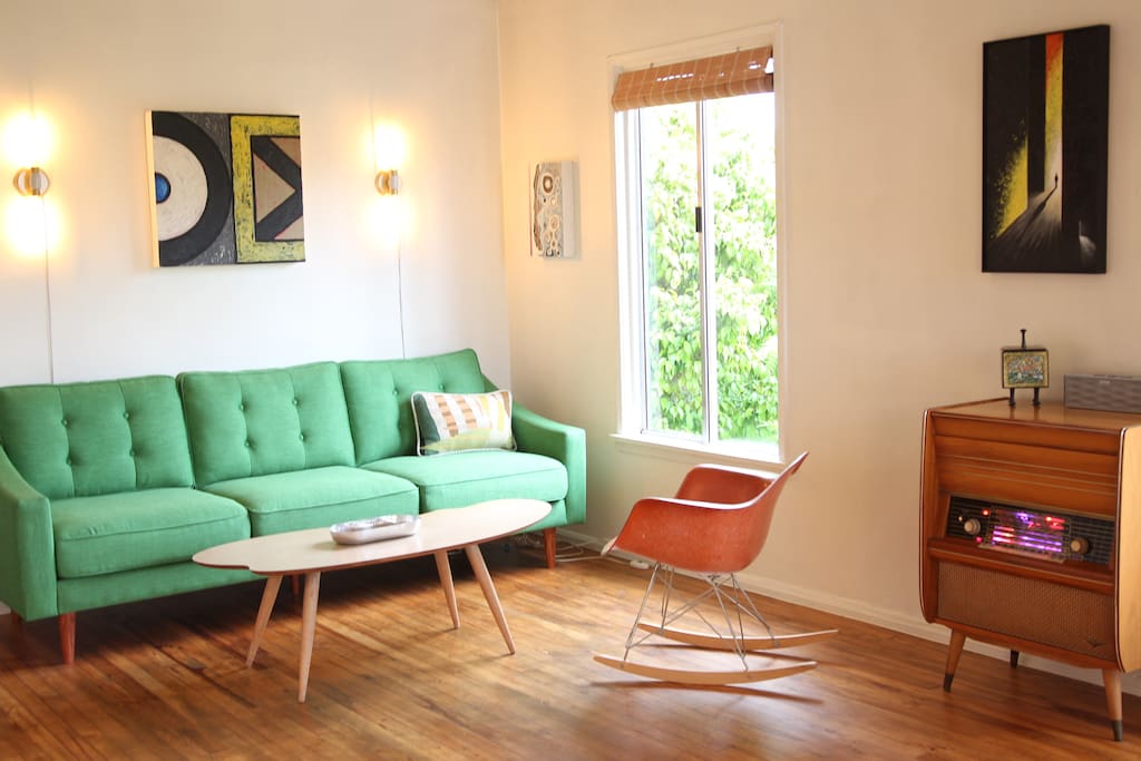 Minimalists at heart! Mid Century Modern and Vintage decor.