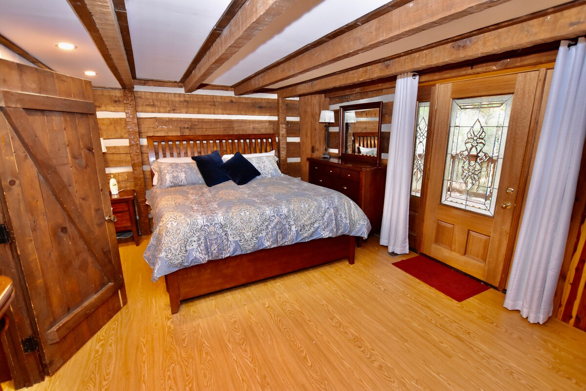 ห้องนอนใหญ่พร้อมเตียงคิงไซส์และทางเข้าแยกต่างหากจากดาดฟ้าด้านล่างด้านหน้า