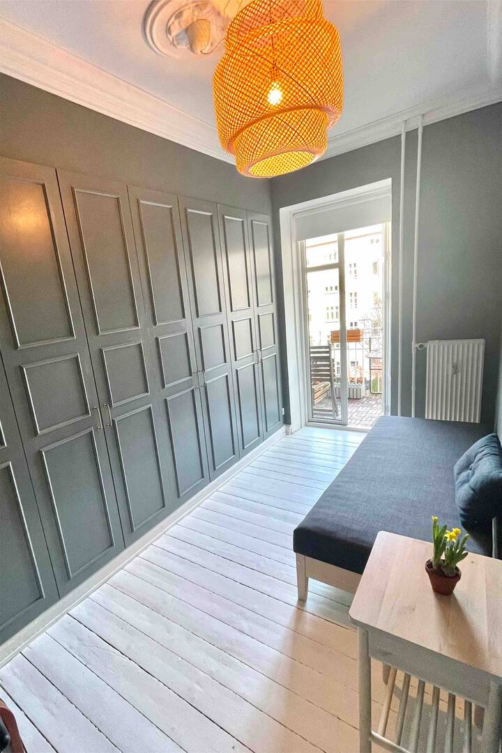 Vestidor que sirve como habitación de invitados. El sofá cama del fabricante danés Hestbæk se puede transformar en una cama tamaño queen si sois 3 o 4 personas de visita. La habitación también tiene un armario empotrado y una máquina de remo de madera (privada).