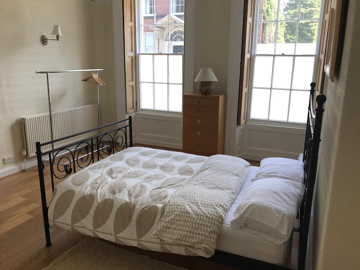 2号床-位于一楼，配有原装松木百叶窗和橡木写字台。