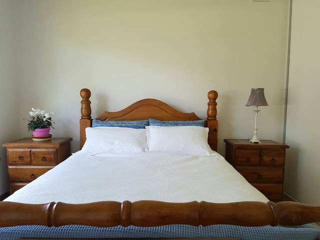 4B4B| Whole Spacious house | Free wifi | Essendon