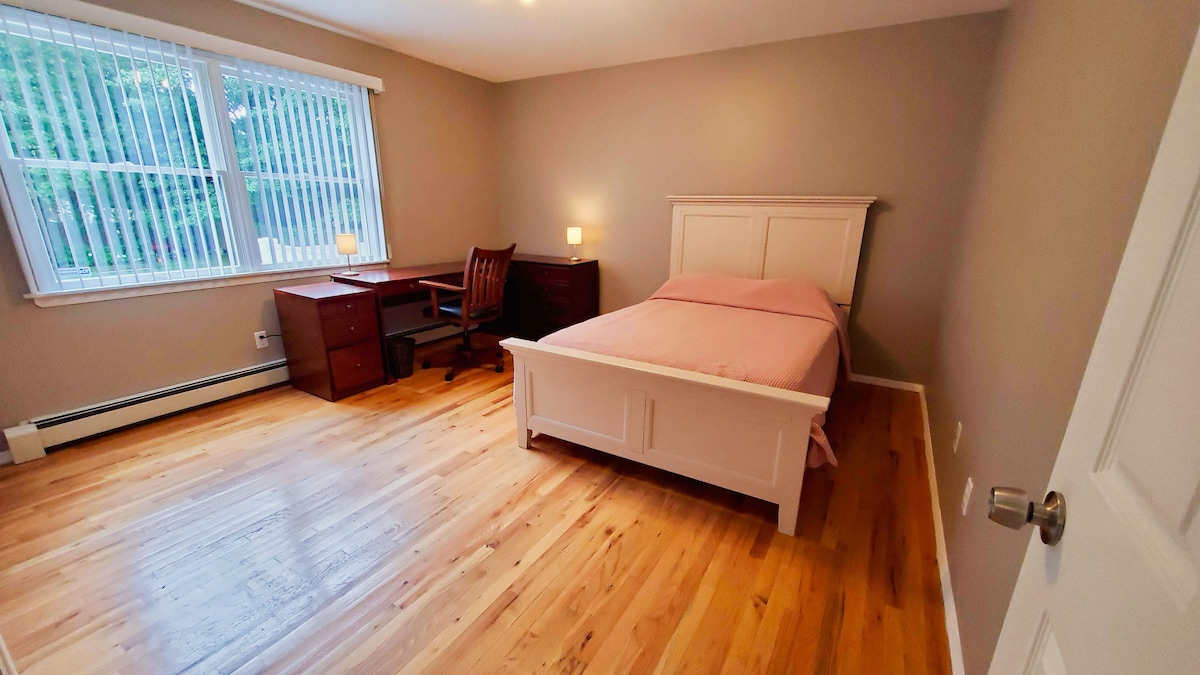 4th Bedroom/Study on the 1st floor (Full Bed)