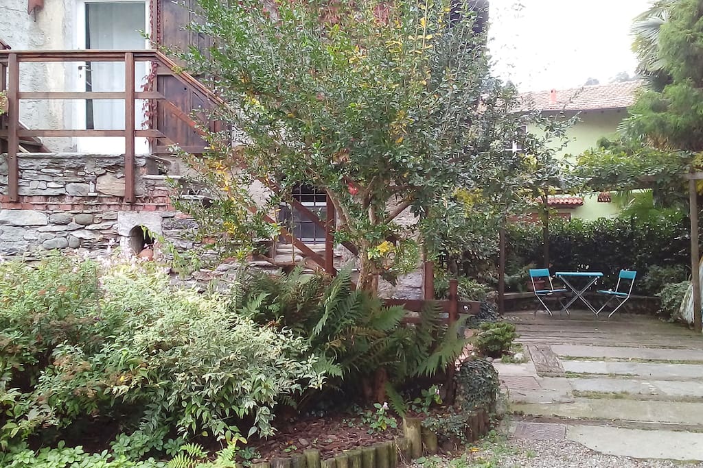The pergola in the private courtyard. La cour privée.