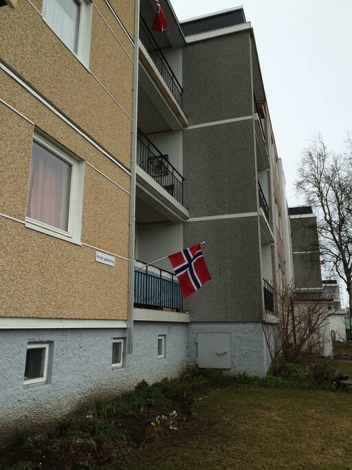 Balkong mot hovedvei