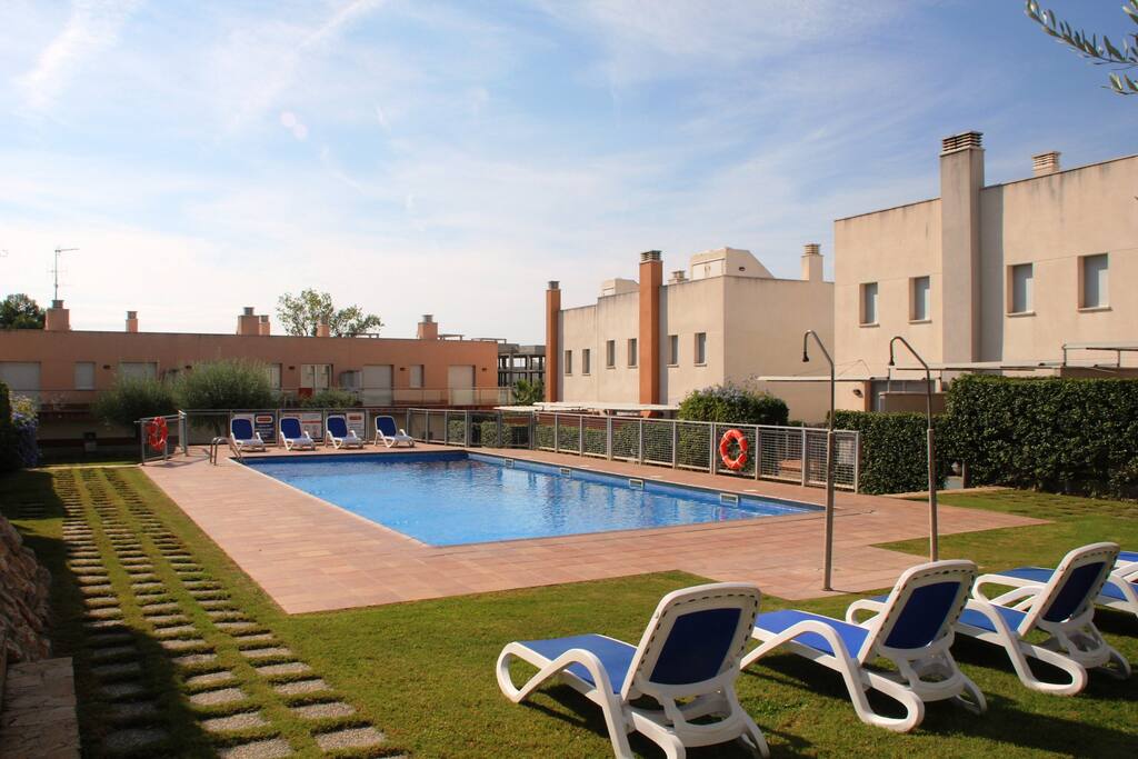 Jardín y piscina comunitarios