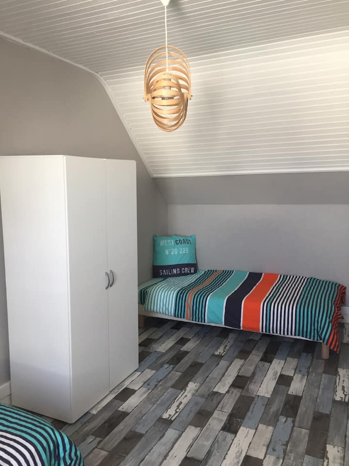 Quarto de solteiro com cama de solteiro no andar de
