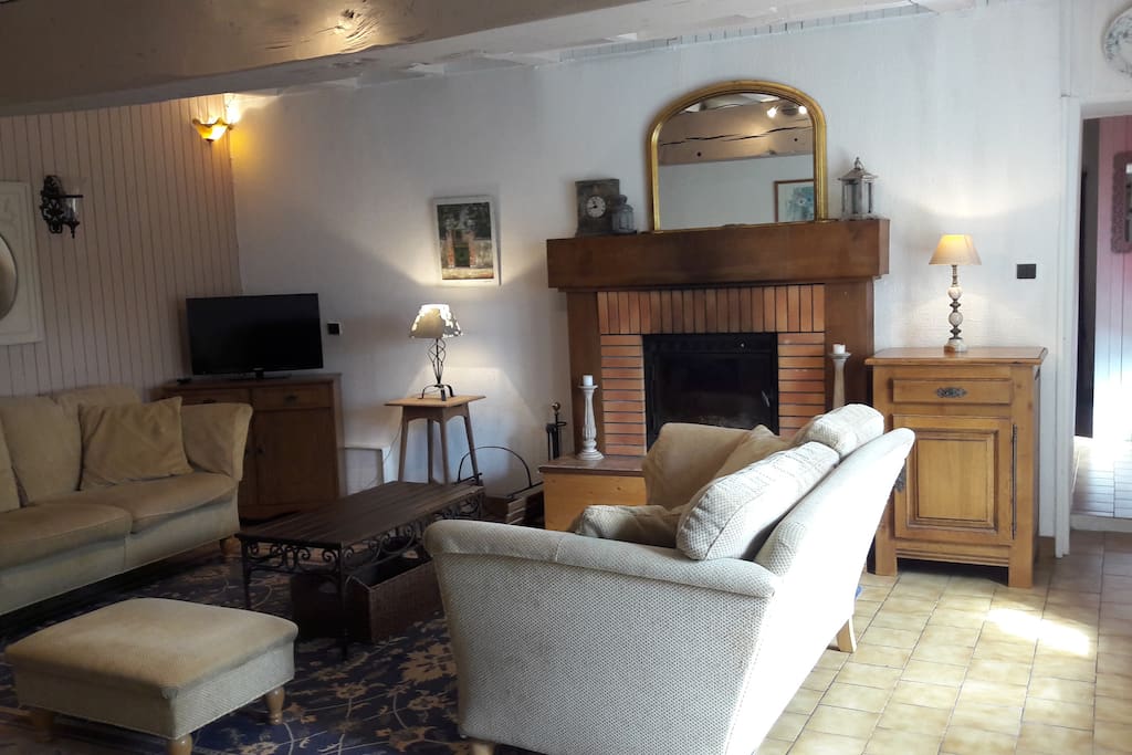 Le grand salon et sa cheminée pour passer des moments agréables en familles ou entre amis.