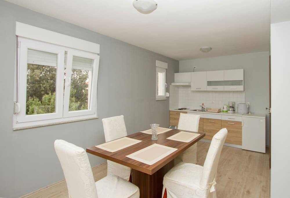 Kitchen & dining room