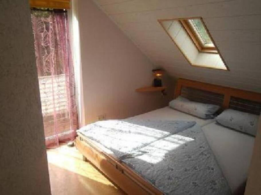 Der Schlafraum ist ausgestattet mit Doppelbett, Kleiderschrank, Tisch und 2 Stühle, SAT-TV, kleiner Balkon