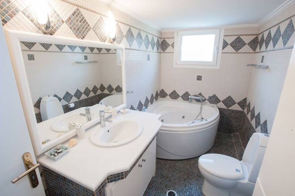Bathroom with jacuzzi