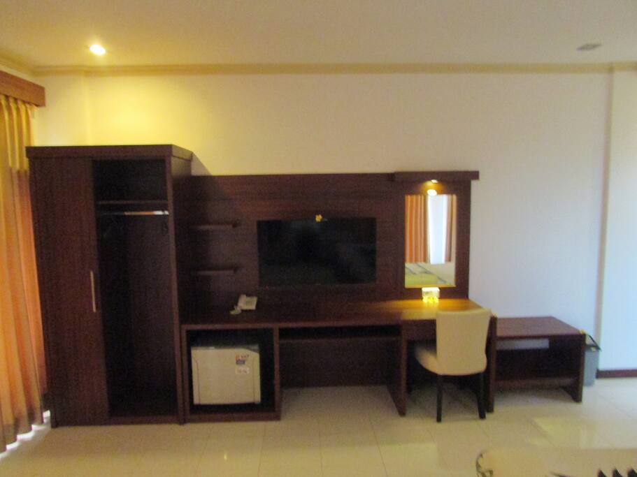Desk work paces, mini bar, fleet screen tv.