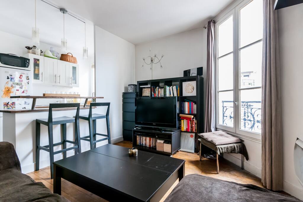 Salon: Bibliothèque, TV écran plat, wifi, Canal +
