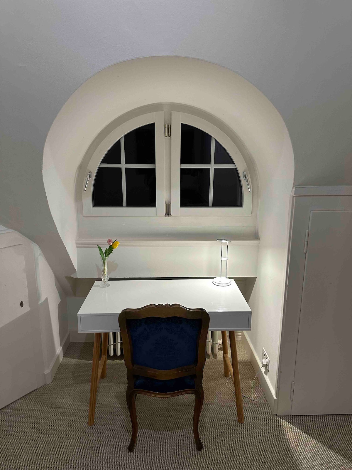 zimmer 4 mit Arbeitsbereich