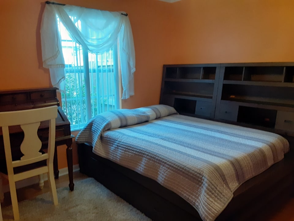 Posteľ v plnej veľkosti.