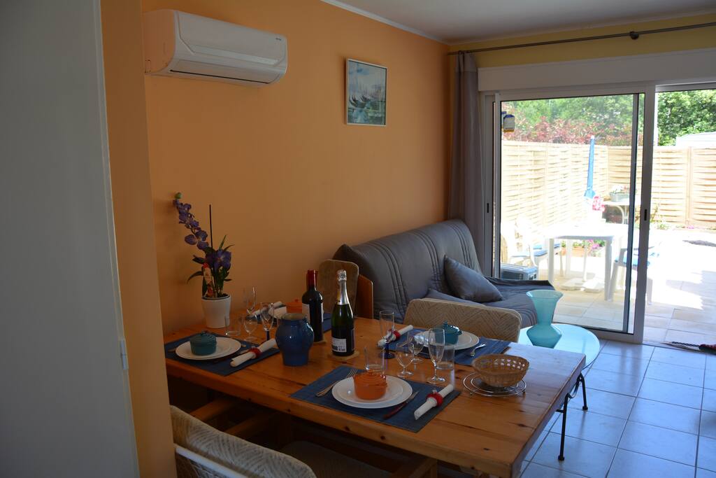 coin repas + une partie salon avec vue sur terrasse