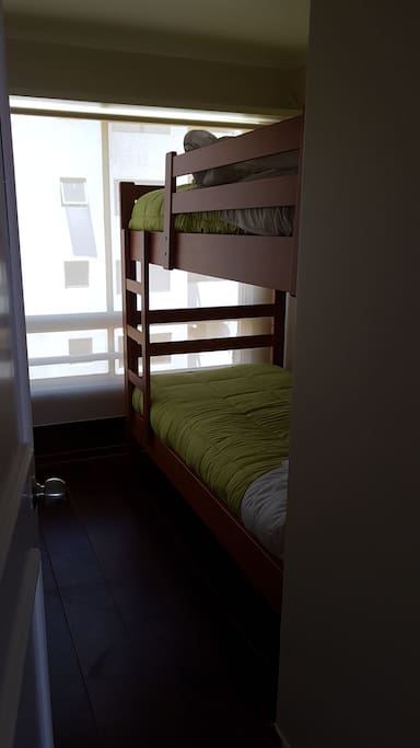 dormitorio secundario equipado con camarote para 2 personas