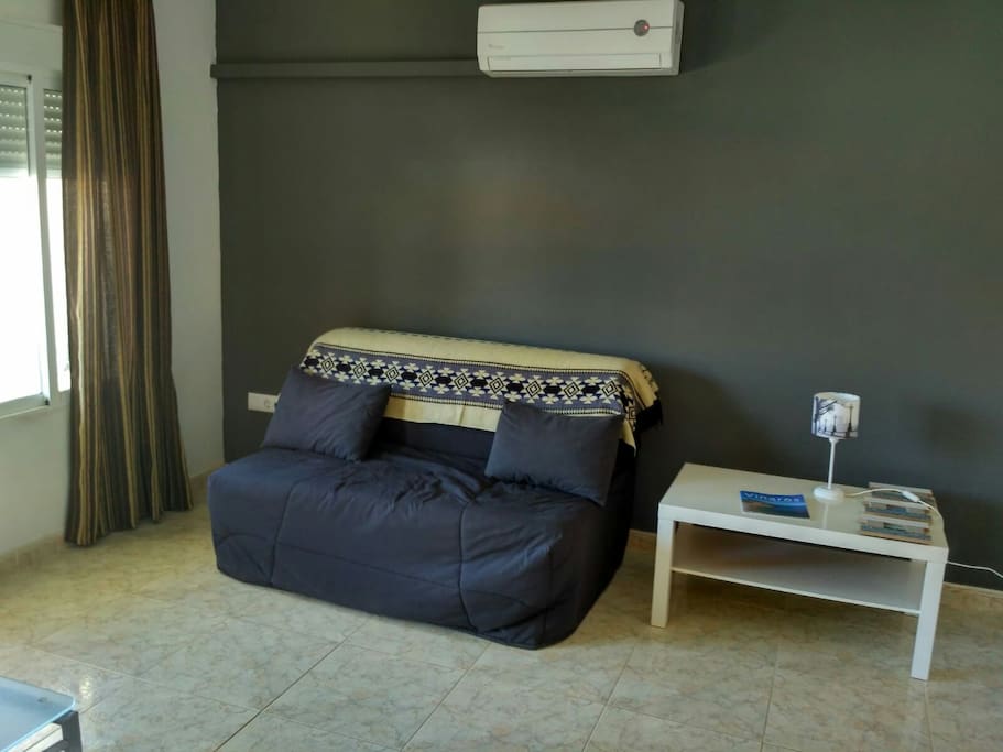 Sofa cama, en la sala de estar.