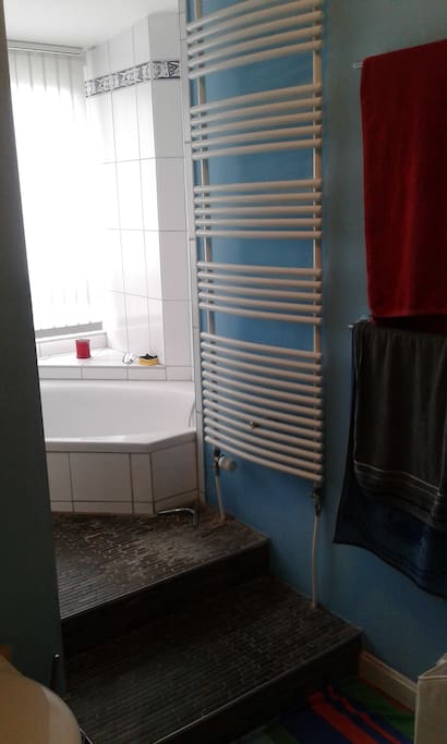 Bad mit Dusche und Badewanne