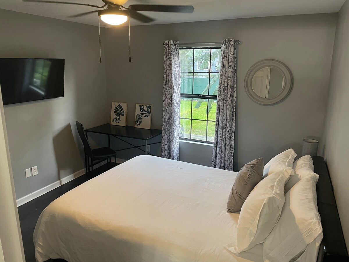 นอนหลับสบายเหมือนเด็กน้อยในห้องนอนใหญ่มีฟูกนอนใหม่หรูหราโต๊ะทำงานสมาร์ททีวีขนาด 40 นิ้วตู้เสื้อผ้าขนาดใหญ่และห้องน้ำส่วนตัวห้องที่ 2