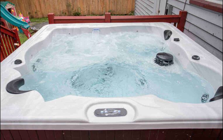 Ranch W/ Hot Tub~ by Arprt/Dtwn/UofR/RIT W/AC