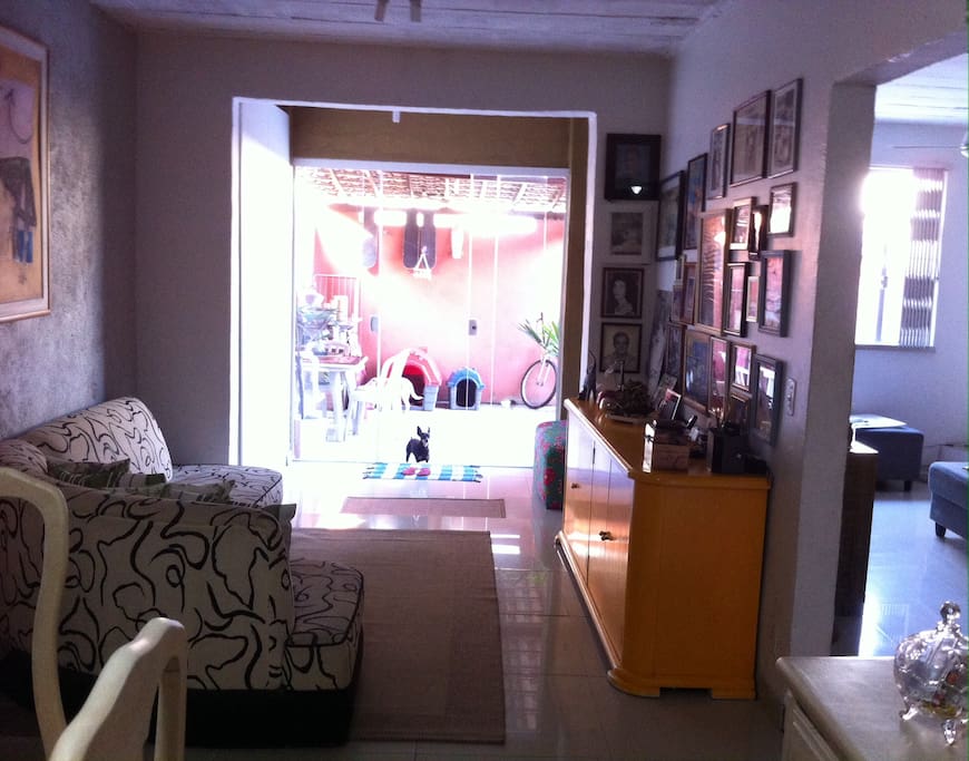 Vista da sala de jantar para a area externa de casa.
Dining room overlooking the outdoor area of the house.