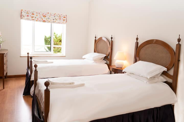 غرفة نوم تضم سريرين