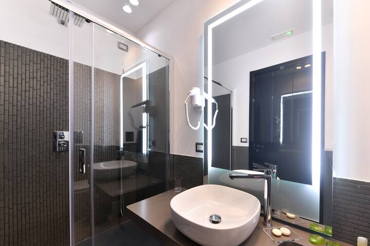 DOMUS 42 LUXURY APRTM gallery image 2
