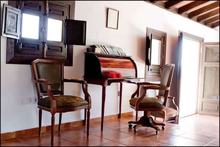 Radni stol u glavnoj prostoriji