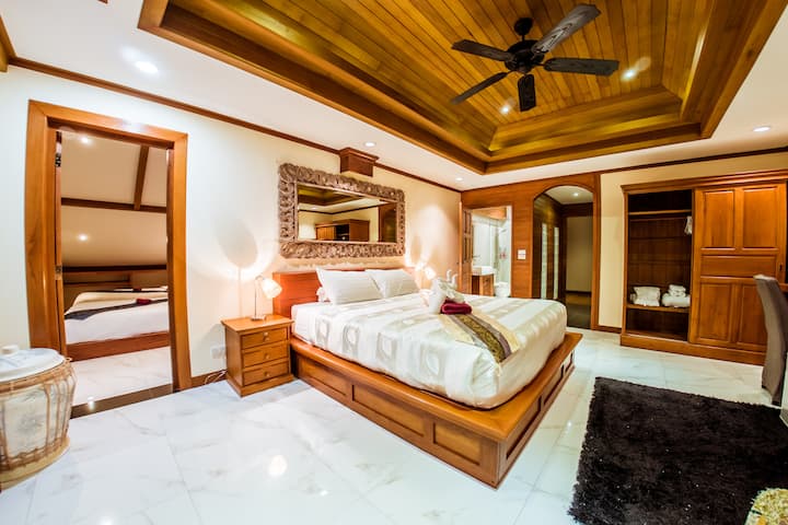 غرفتنا العائلية إن سويت في الطابق العلوي
1 سرير كينج، على سرير أريكة وسريران متماثلان في غرفة الاتصال 