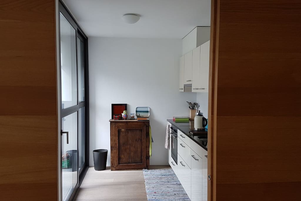cucina con uscita sul giardino
