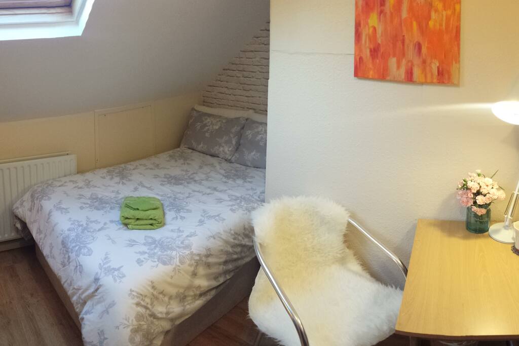 Cozy room in Ealing, great for business travel or London tourist, close to London Heathrow Airport, near UWL, GSK and SKY, Piccadilly Line, Northfields tube station