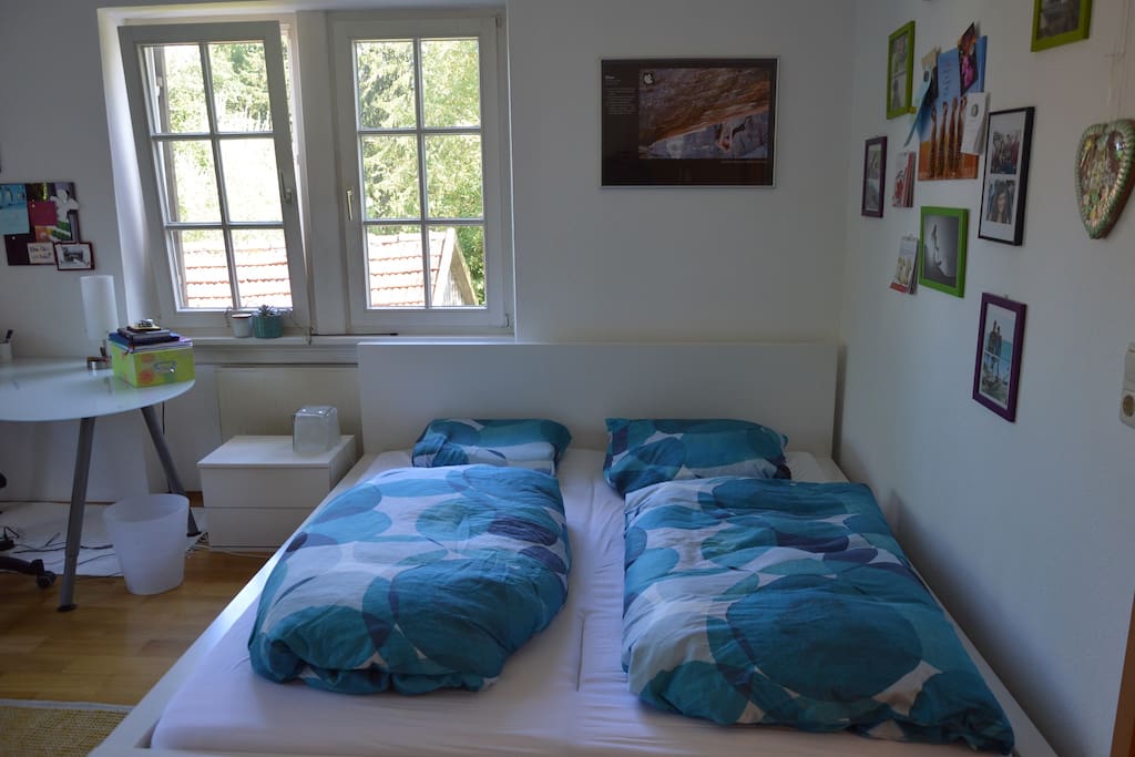 Schlafzimmer mit großem Doppelbett