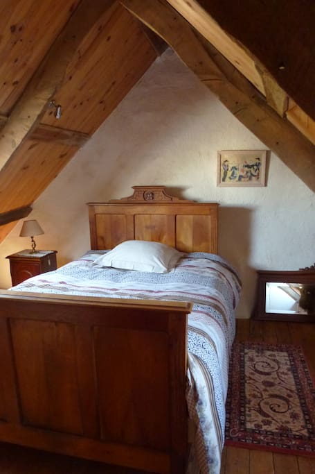 une chambre avec lit 130