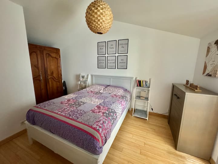 La chambre avec son lit de 140cm et un lit d’appoint de 90cm au cas où.