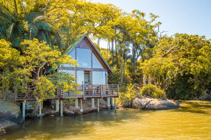 Chalé a beira lago com Vegetação ao redor